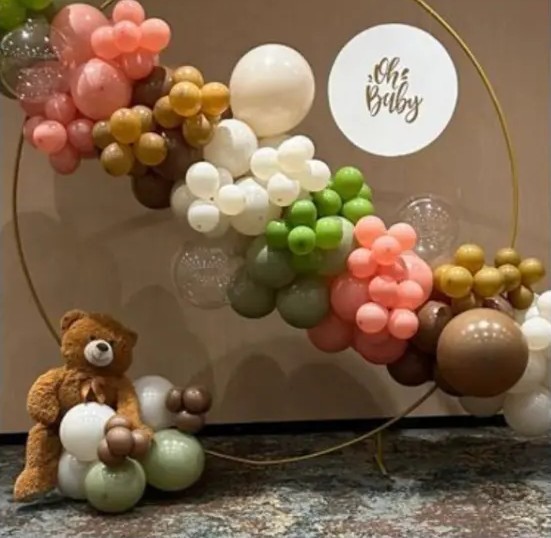 Aro dorado con guirnalda de globos en tonos tierra