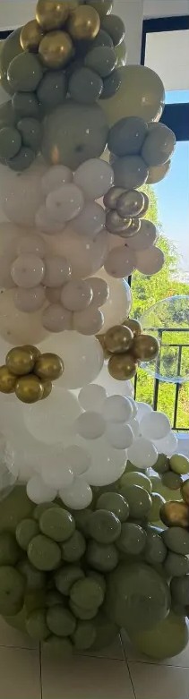 Guirnalda de globos olivo, blanco y dorado para un bautizo