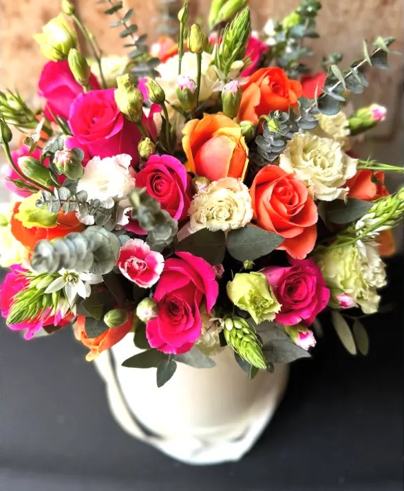 Arreglo floral de rosas y eucalipto