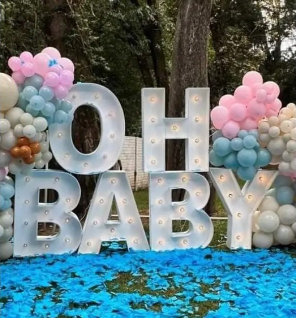 Letras iluminadas y globos para un baby shower